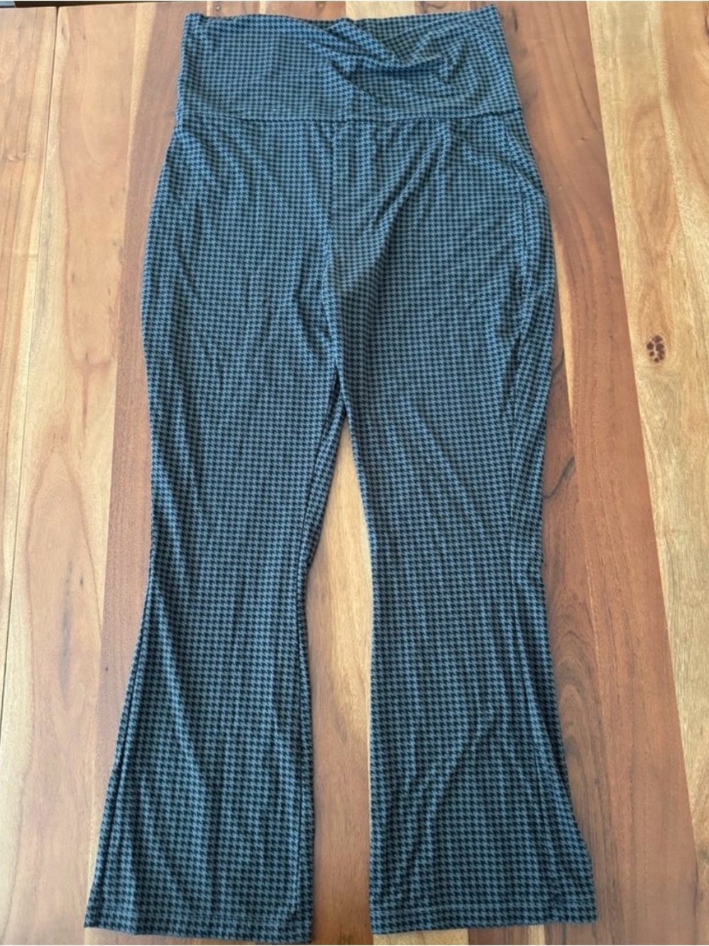 Hatch Collection Maternity Houndstooth Crop Flare Leggings S